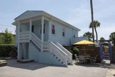 Nautical-themed Studio less than a block to sea, sun and fun! Hotels near Folly Beach