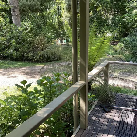 Shadybrook alpine cottage one bedroom No 3 in gardens adjoining the Ovens River