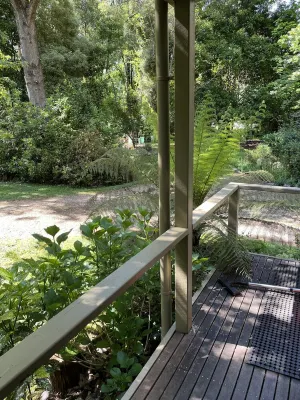 Shadybrook alpine cottage one bedroom No 3 in gardens adjoining the Ovens River