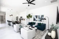 THE LOUNGE. Heated Pool! 10 Minutes to 5th Ave and Beach!