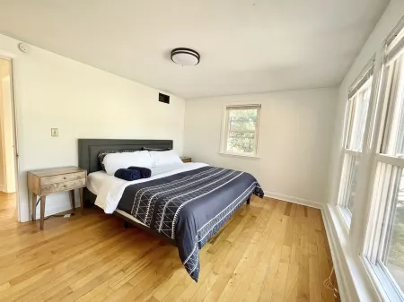 Beautiful 3BR Home with Office in Town of Brunswick with King beds