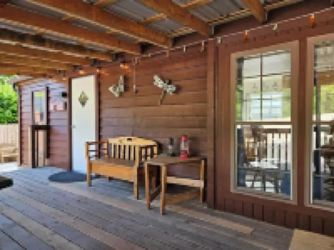 So much to enjoy at this 2-bedroom cottage in Charming Lakeside. レイクサイドのホテル