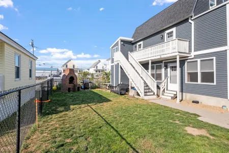 Steps to Hampton Beach and all entertainment! 4 bedrooms, pet friendly! Отели в г. Хамптон