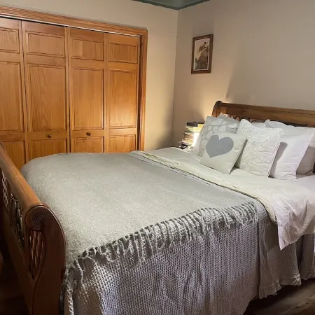 Cozy 2-bedroom cabin with hottub in welcoming Newport with AC, WiFi