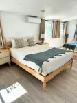 Cozy Desert Getaway with 5 acres of land and wood fired hot tub. Pet friendly! 조슈아 트리 게이트웨이 주변 호텔