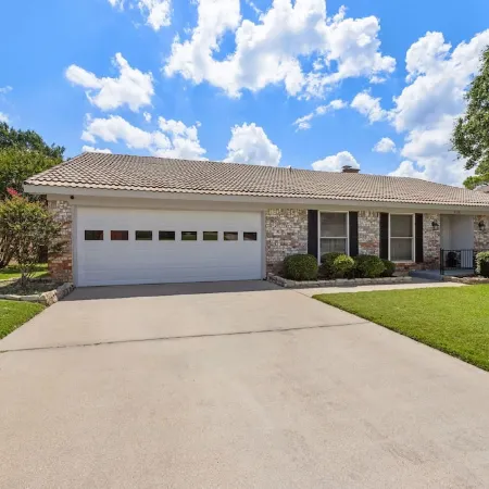 Stylish Villa-Near Stadiums, Large Pool,Pool Table