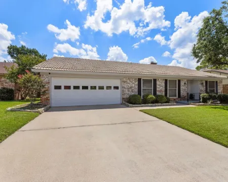 Stylish Villa-Near Stadiums, Large Pool,Pool Table Hoteles en Bedford