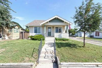 Experience Cheyenne in a cozy home, close to Downtown, Medical Center and CFD.