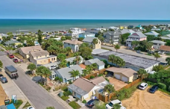 Key Lime Cottage - Updated - 1 Minute Walk to Beach & Pier