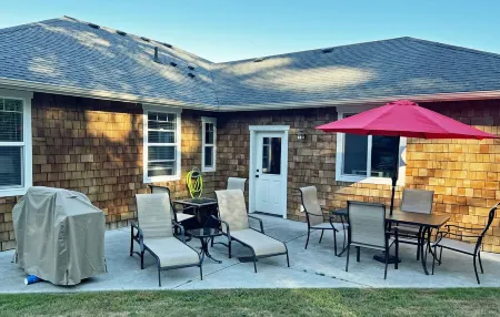 Whidbey House 3 BR 2 BA Porch & Patio: Walk to Golf & Beach Sleeps 6-7 Отели рядом с достопримечательностью «Парк округа Дабл Блафф»