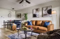 Modern Sleek Convenient Condo, Luxury King bed! Pool, Hot Tub, and Fire Place