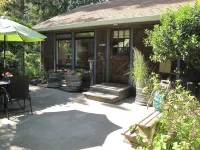 Cozy and Charming Apple Blossom Retreat—Relax with Nature