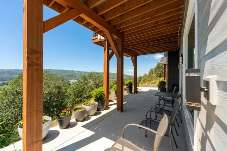Perched on the Edge! Stunning Bluff with Wide River Views  @ Kalama Oaks Lodge
