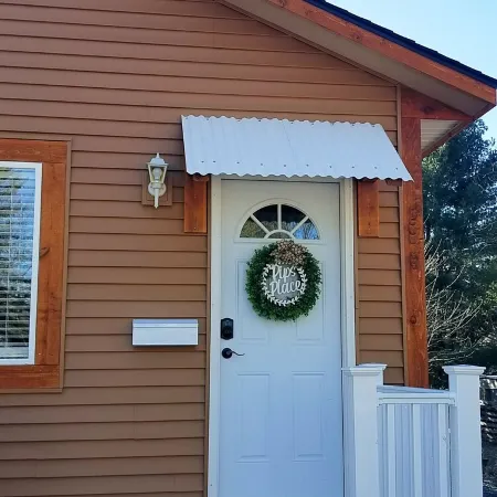 3 Blocks to the Lake & Close to Downtown, High Speed Internet, Sleeps 6!