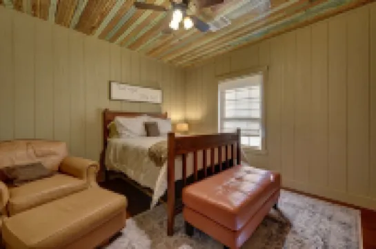 Wooded lot with pond, deer feeder, 3 minutes to downtown Brenham.