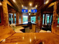 Private indoor pool Spacious Upgraded Lake Cabin. Perfect for Family Gatherings - 4-stjärniga