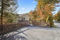 SkiView Cabin - 4BR, Cozy and Modern ~ Sleeps 10