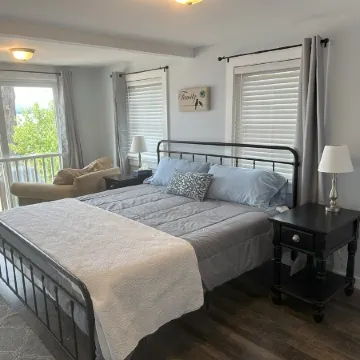 Lakefront home on Ossipee Lake with dock and gorgeous views Отели в г. Оссипи