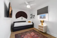 Chic and cozy home near the hospital: 3 comfy rooms, TVs, stylish amenities.