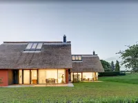 Thatched roof meets modernity, lake view; sauna, garden and much more... Hotele w: Putbus