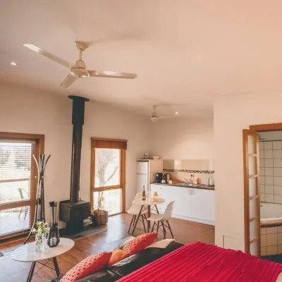 Spa! Fireplace! Bush views! Walking distance to Daylesford. The perfect getaway