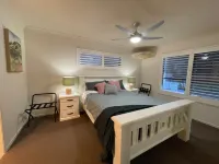 Somerset Dam Retreat - Relax & unwind. Sleeps 10 Hotels in Esk