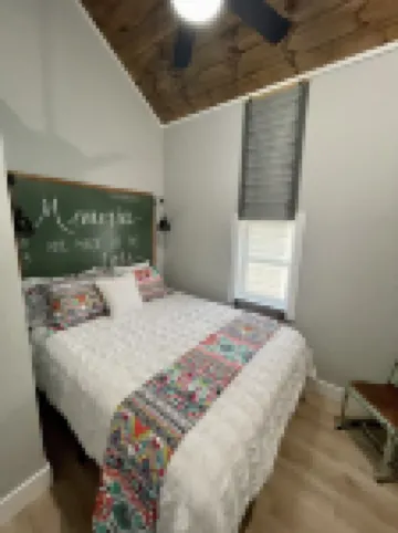 AMAZING LAKE VIEWS  DOUBLE DECK WITH HOT TUB AND 2 PORCH SWINGS