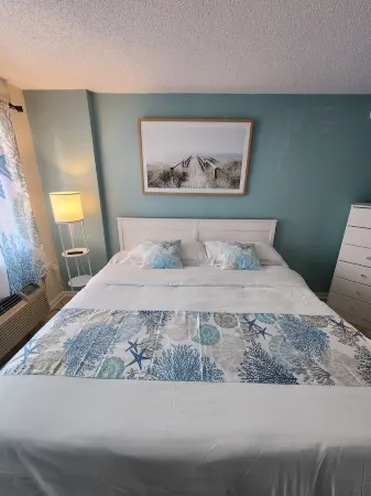 Beach Condo, King Bed, Restaurant in Building, Ocean Views, Tiki Bar ! Отели рядом с достопримечательностью «Миртл Манор Трейлер Парк»