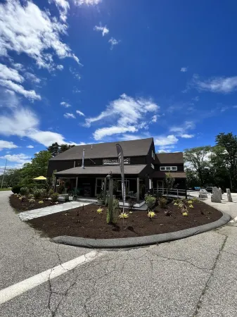 Funky Upstairs apartment - steps from local popular restaurant.