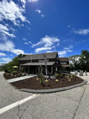 Funky Upstairs apartment - steps from local popular restaurant. Hotels in Arundel