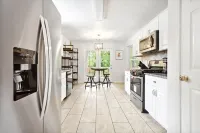 Stunning Home Near Atl with Full Arcade Experience - Sleeps 14 웨슬리 채플 크로싱 주변 호텔