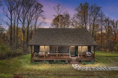 Cozy Cabin in the Clouds . Hot Tub, Wineries, Skyline Отели рядом с достопримечательностью «Фронт Ройал Голф Клаб»