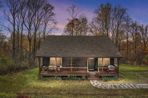 Cozy Cabin in the Clouds . Hot Tub, Wineries, Skyline