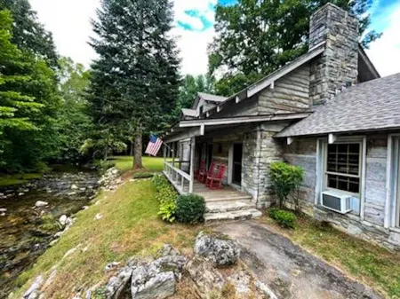 Pioneer Village Creekside 4-bedroom cabin perfect for a family retreat!