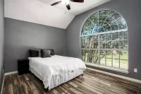 Big 5 Bed/3 Bath LUXE Home Pool Spa  West Plano My Eyelab附近的飯店