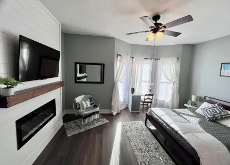 Relaxing Townhouse Downtown Dubuque Отели рядом с достопримечательностью «Университет Дабек»