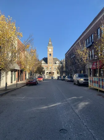 Farmer's Market Flair! Steps to downtown Fayetteville Square