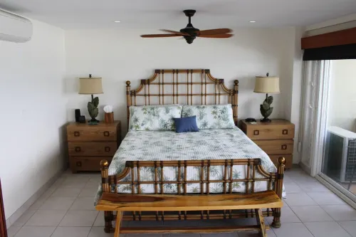 Banyan Tree #303 - The best oceanfront condo with a car, beach & all the gear!