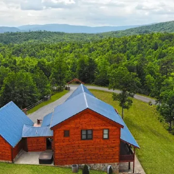 Blue Ridge Mountain View Huge Log Cabin Sleeps 18. Outdoor Living & Game Room
