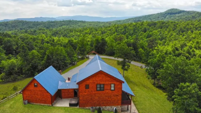 Blue Ridge Mountain View Huge Log Cabin Sleeps 18. Outdoor Living & Game Room