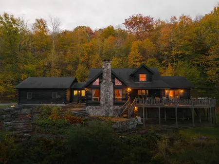 Amber Acres Lodge; Spacious Log Cabin with Mountain Views and Lake Access