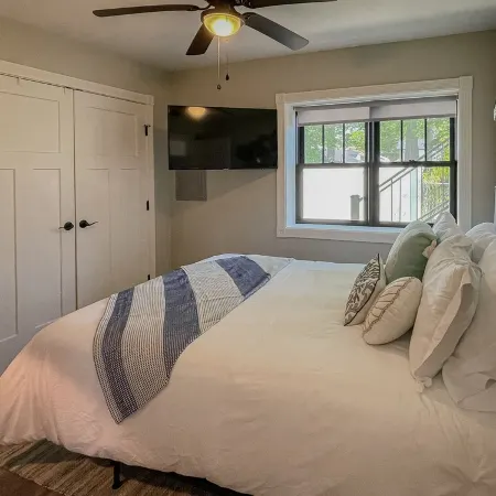Kayak Shack: 1st Floor, Waterfront Lake House, Dock Boat & Jet Ski