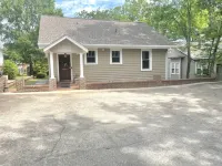Designer Retreat in Quaint Historic District w Front Porch Dining under the oaks - Bungalows