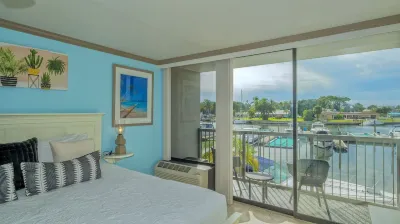 ALL-NEW Waterfront with Balcony, Pool, Tiki Bar, Gym