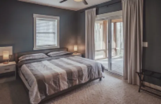 Spacious luxury cabin with hot tub and a great view!