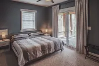 Spacious luxury cabin with hot tub and a great view!
