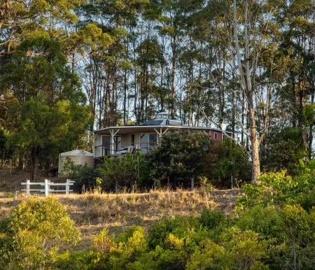 Secluded Rural Oasis: Misty Mornings and Expansive, Far Mountain Views