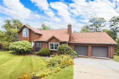 Charming, Modern & Cozy Home Hotels near Raccoon Township Municipal Park
