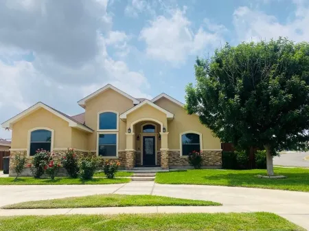 Kika’s House-Lovely 4 Bedroom Home, Entertainment Patio, newly furnished