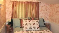 Cozy Cabin w Lake View. Book Wine & Harvest Fest Sept 5-7. Pontoon. Pets ok! Hotels near Maple Lake Park